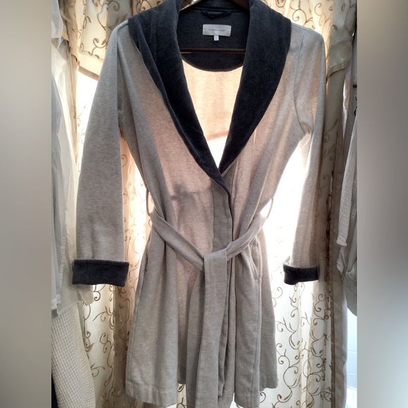 Victorias Secret Dark Gray Collar and Gray Fleece Robe. - Picture 1 of 7